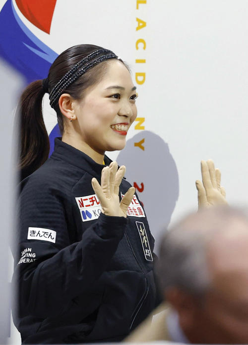 キスアンドクライで手を振る吉田陽菜（共同）