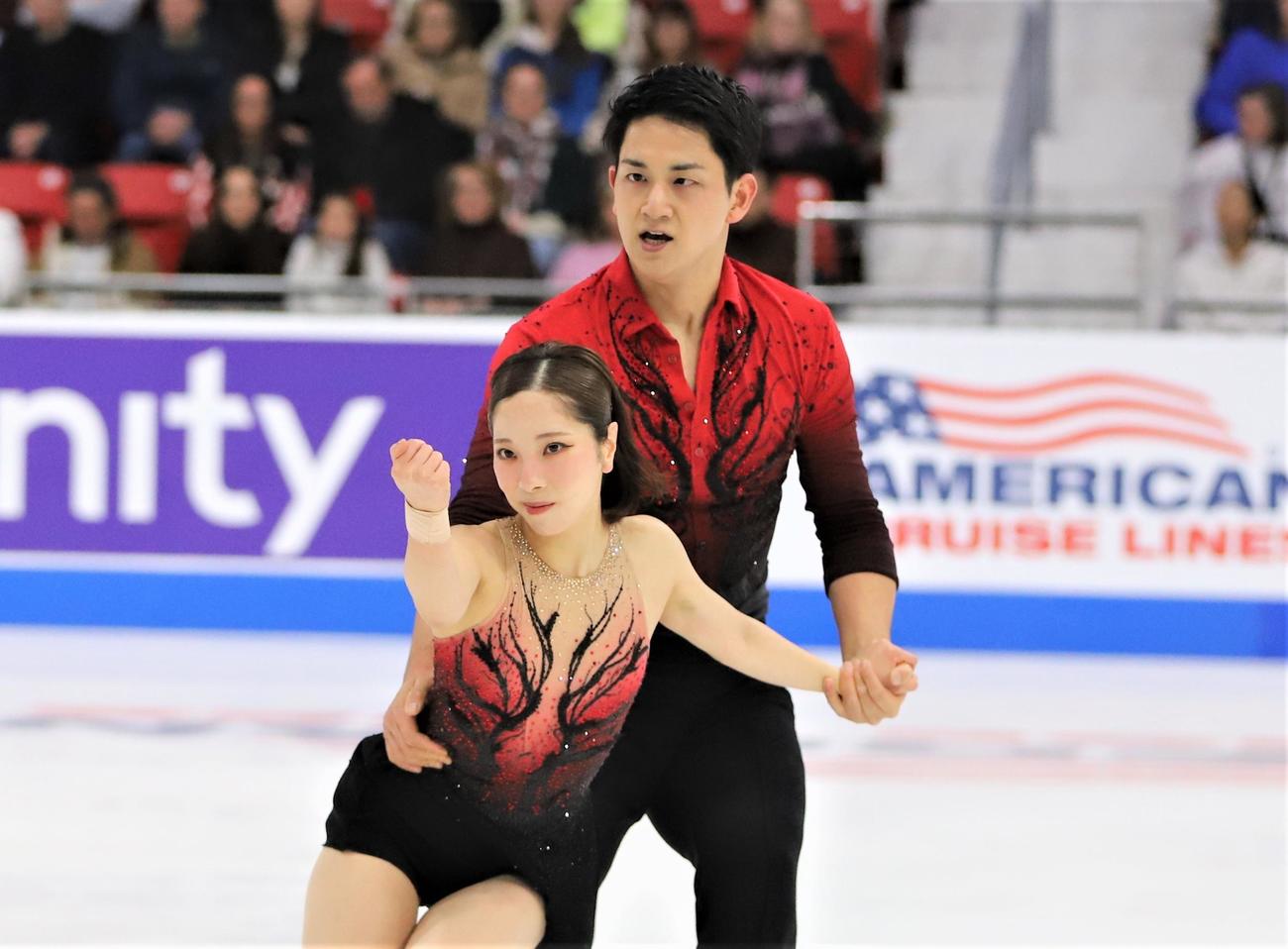 GPシリーズ・スケートアメリカ　SPで演技を披露する三浦（手前）木原組（撮影・藤塚大輔）