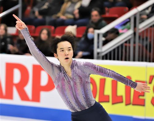 GPシリーズ・スケートアメリカ 男子SPで演技を披露する友野(撮影・藤塚大輔)