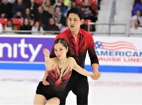 GPシリーズ・スケートアメリカ SPで演技を披露する三浦(手前)木原組(撮影・藤塚大輔)