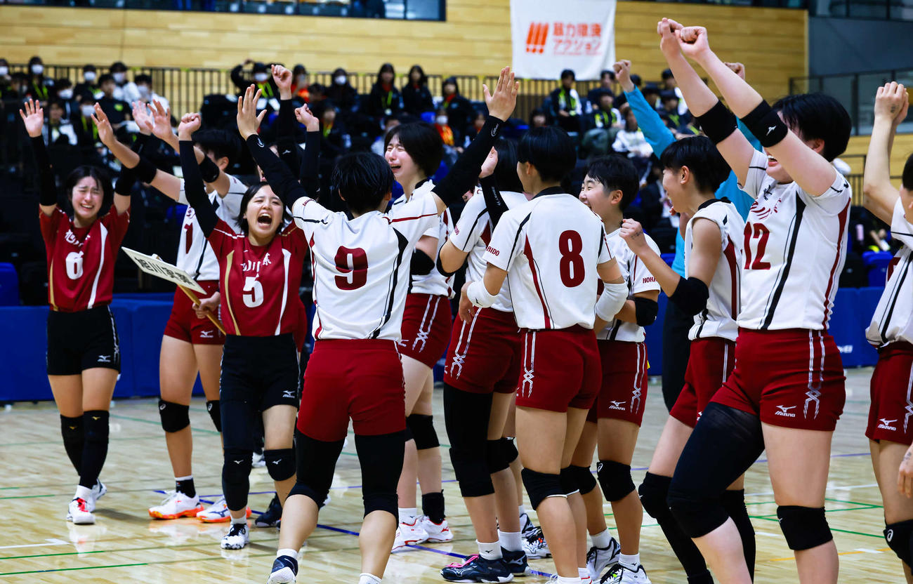 優勝を決め喜びを爆発させる旭川実
