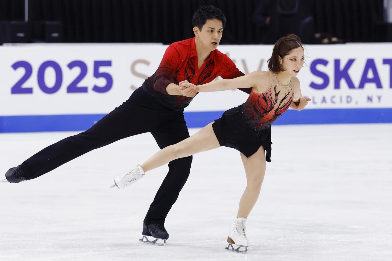ペアSP　演技する三浦璃来（右）、木原龍一組（共同）