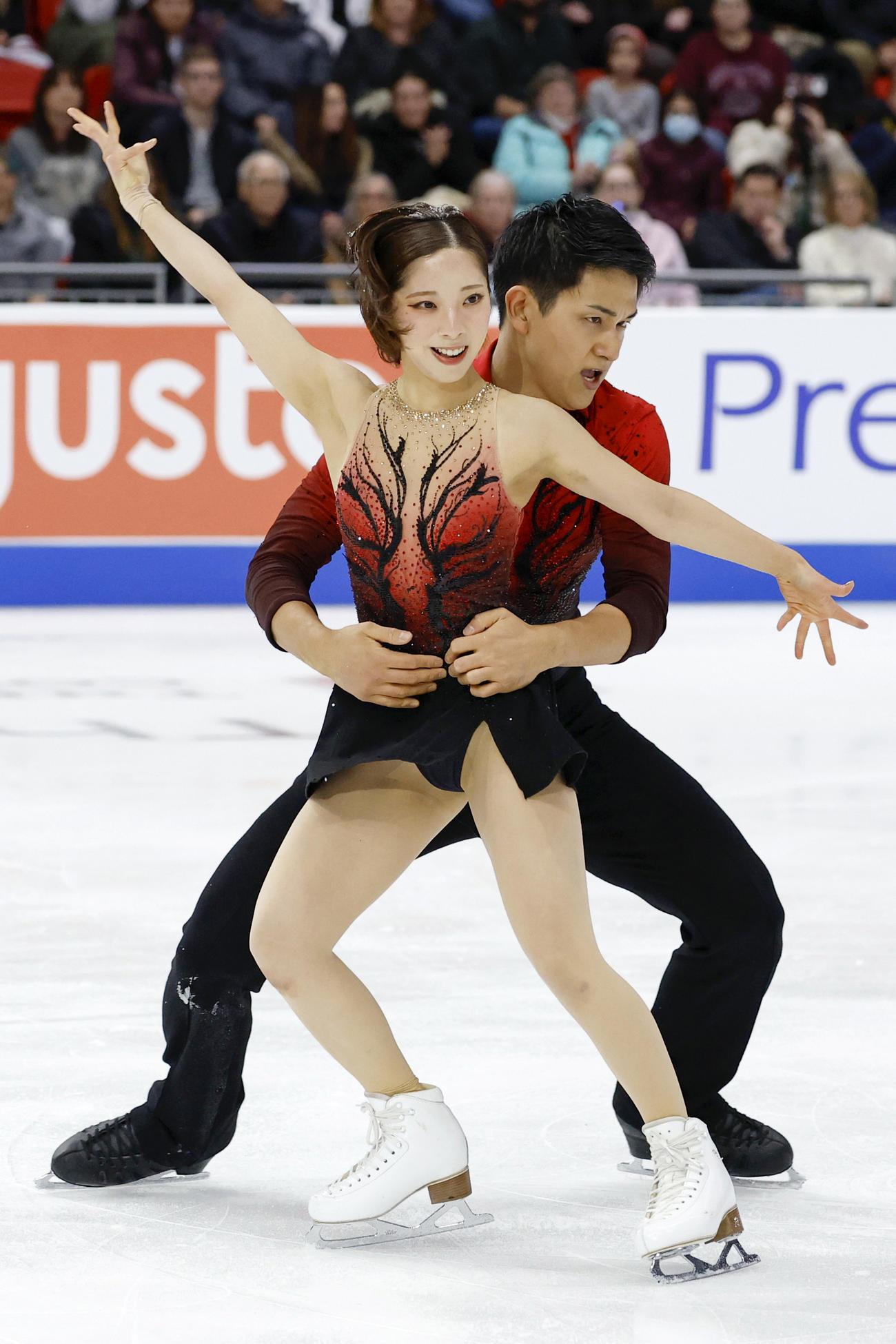 ペアSP　演技する三浦璃来（手前）、木原龍一組（共同）
