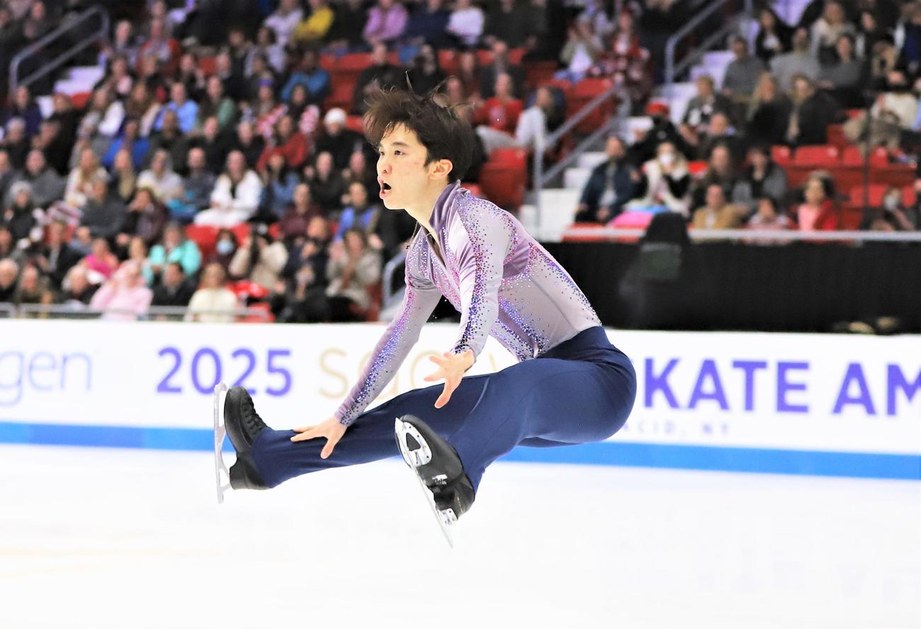 GPシリーズ・スケートアメリカ　男子SPで演技を披露する友野（撮影・藤塚大輔）
