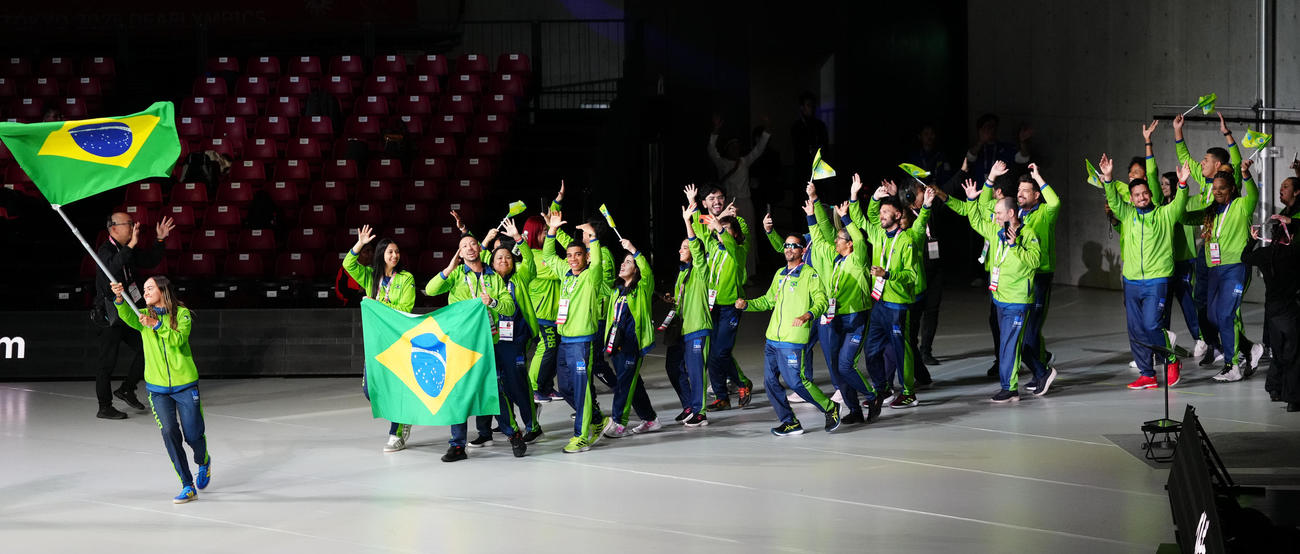 デフリンピック開会式　入場するブラジルの選手団（撮影・鈴木みどり）