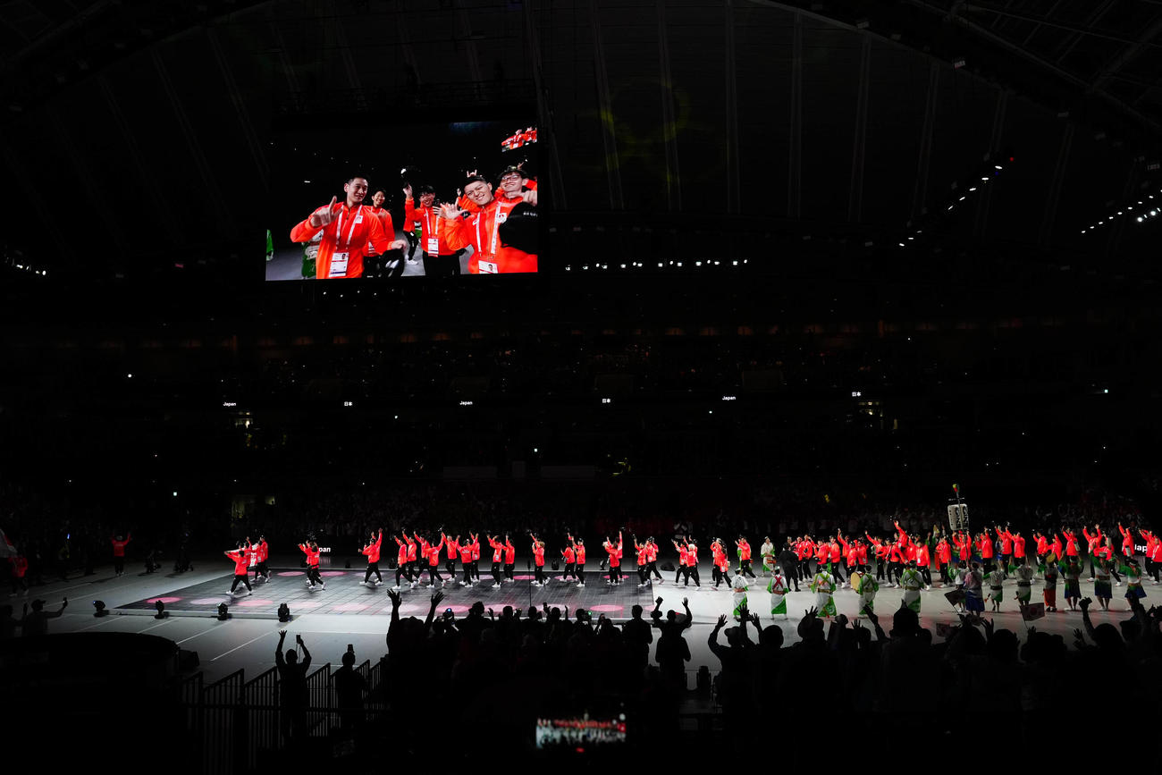 デフリンピック開会式　入場する日本選手団（撮影・鈴木みどり）
