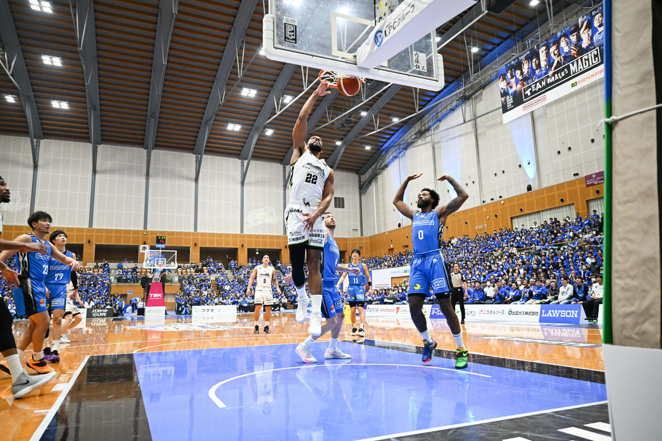 第1Q、シュートを打つレバンガ北海道のオカフォー　（C）B．LEAGUE