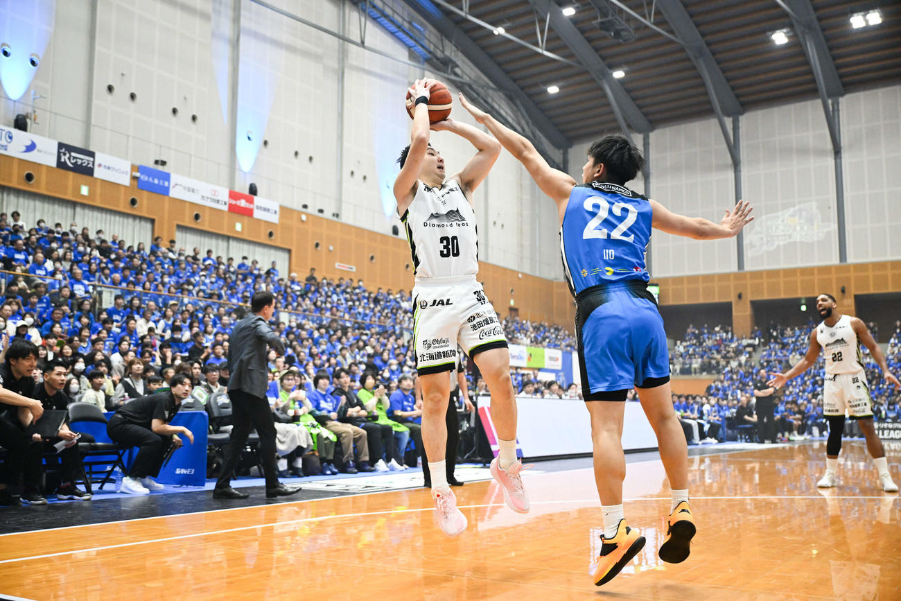 シュートを打つレバンガ北海道の富永　（C）B．LEAGUE
