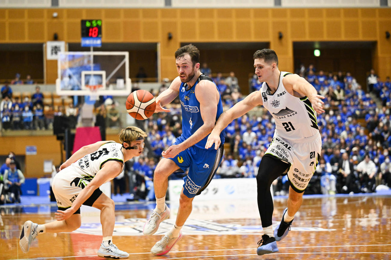 突破する島根のケイ（中央）に対しマークにつくレバンガ北海道のハーラー（右）。左は島谷　（C）B．LEAGUE