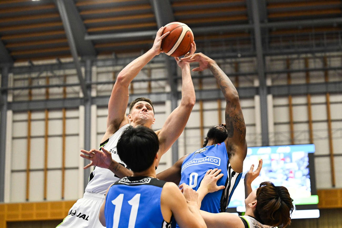 オフェンスリバウンドを取るレバンガ北海道のハーラー　（C）B．LEAGUE