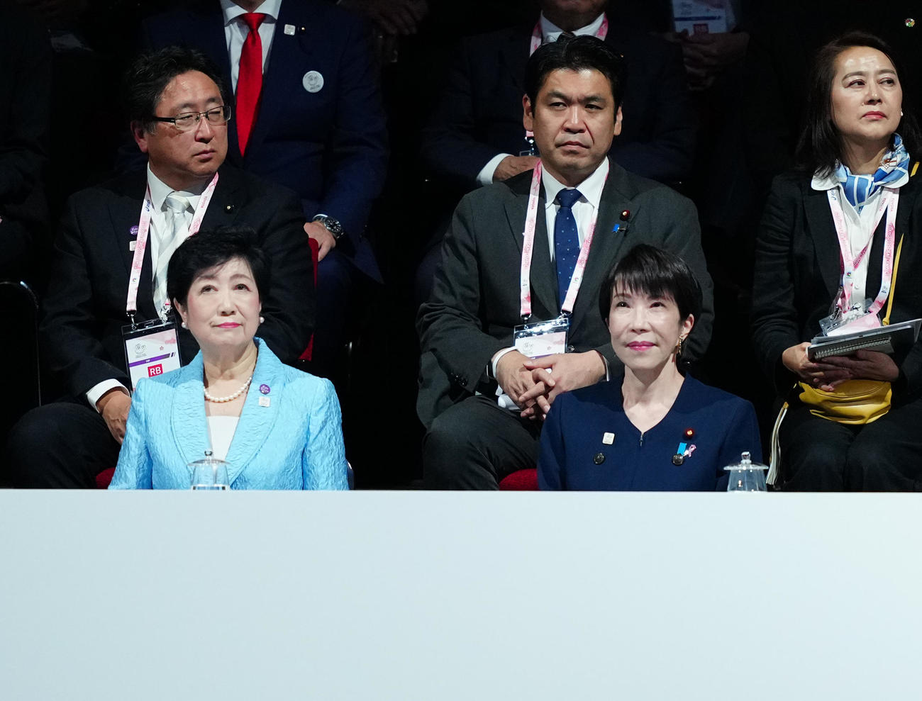 デフリンピック開会式に出席した高市早苗首相（前列右）と小池百合子都知事（撮影・鈴木みどり）