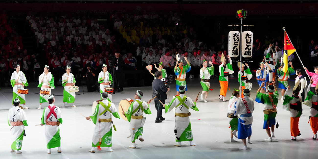 デフリンピック開会式　入場する選手団を阿波おどりで盛り上げる「だいこん連」（撮影・鈴木みどり）