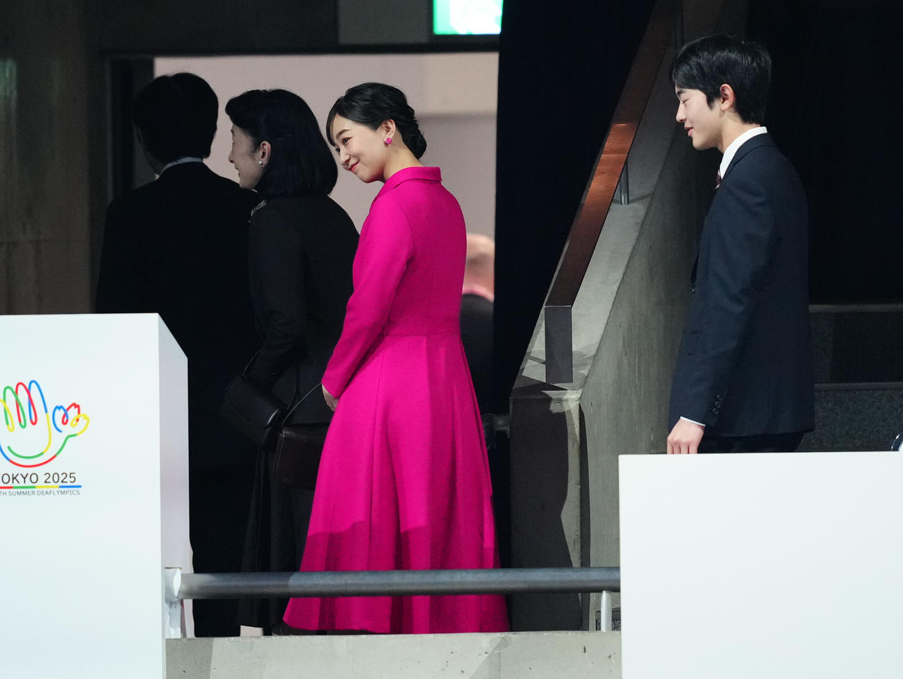 デフリンピック開会式に出席された秋篠宮ご夫婦と次女佳子さま、長男悠仁さま（撮影・鈴木みどり）