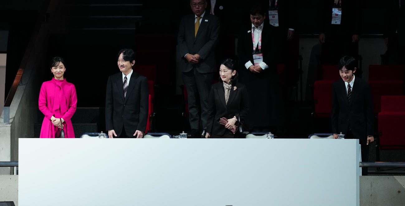 デフリンピック開会式に出席された秋篠宮ご夫婦と次女佳子さま、長男悠仁さま（撮影・鈴木みどり）