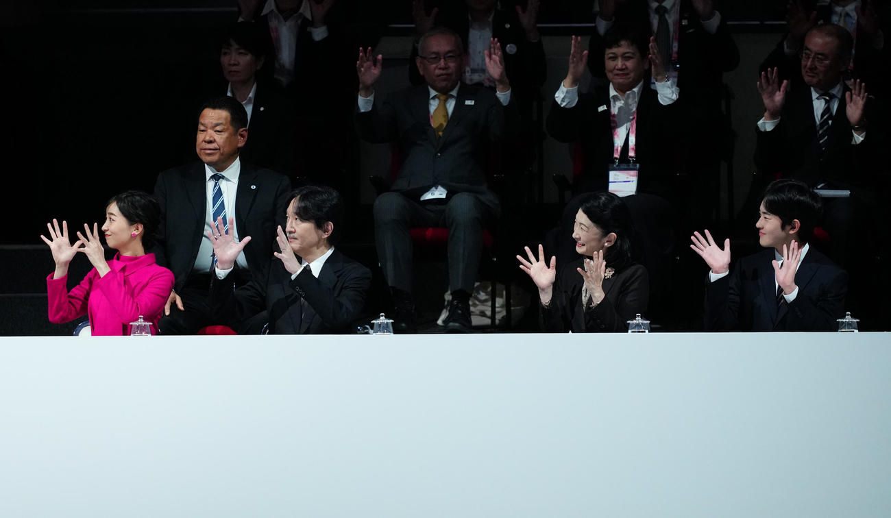 デフリンピック開会式に出席された秋篠宮ご夫婦と次女佳子さま、長男悠仁さま（撮影・鈴木みどり）