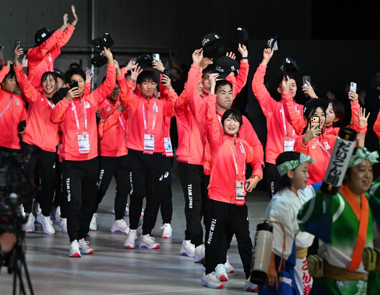 デフリンピック東京大会　開会式で入場行進する日本選手団（代表撮影）