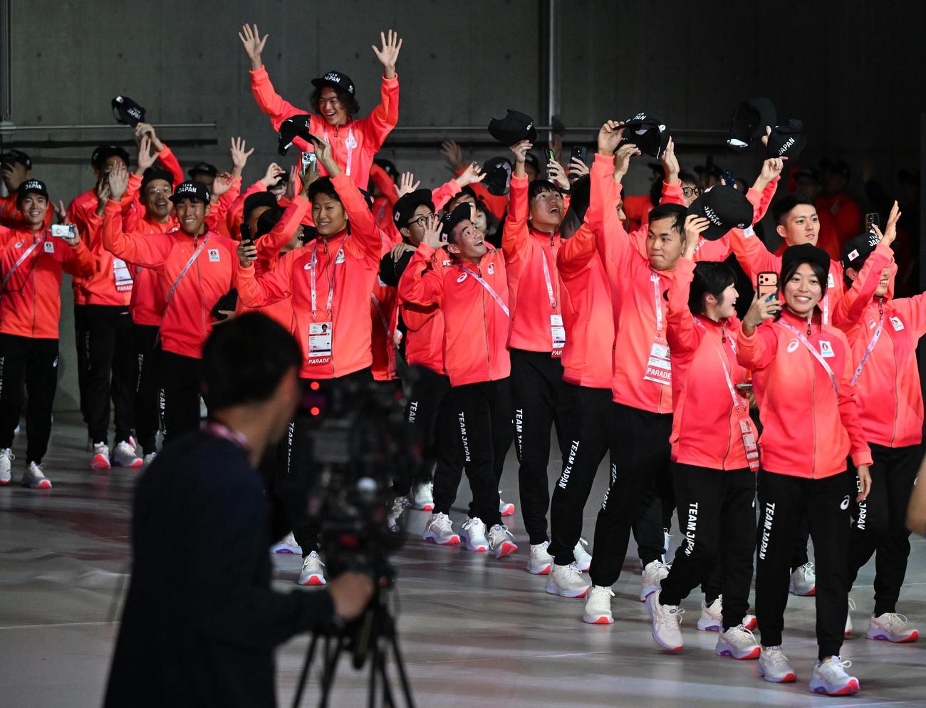 デフリンピック東京大会　開会式で入場行進する日本選手団（代表撮影）