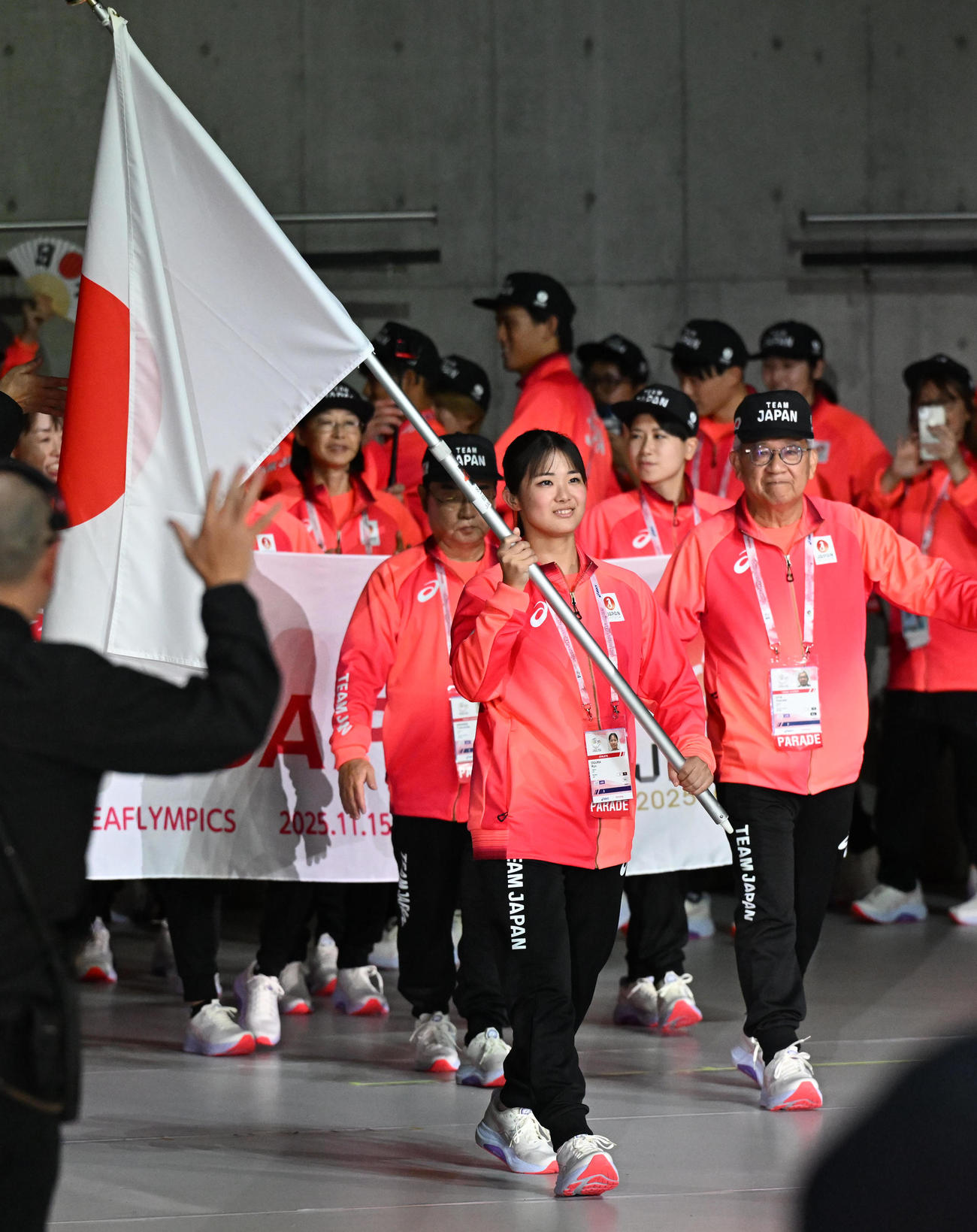 デフリンピック東京大会　開会式で旗手の小倉涼選手を先頭に入場行進する日本選手団（代表撮影）