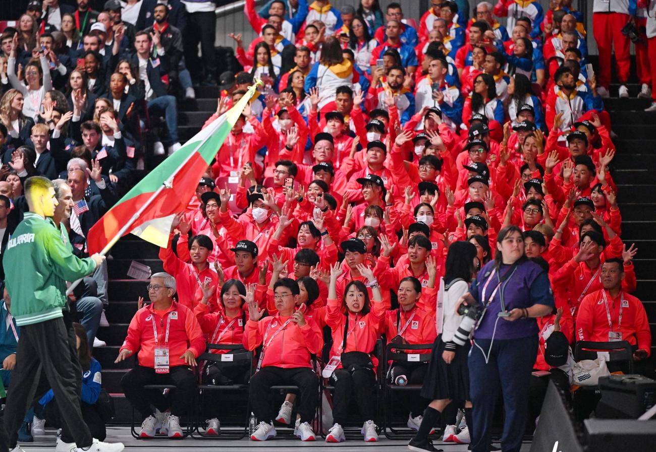 デフリンピック東京大会　「デフリンピック東京大会」開会式で声援を送る日本の選手ら（代表撮影）