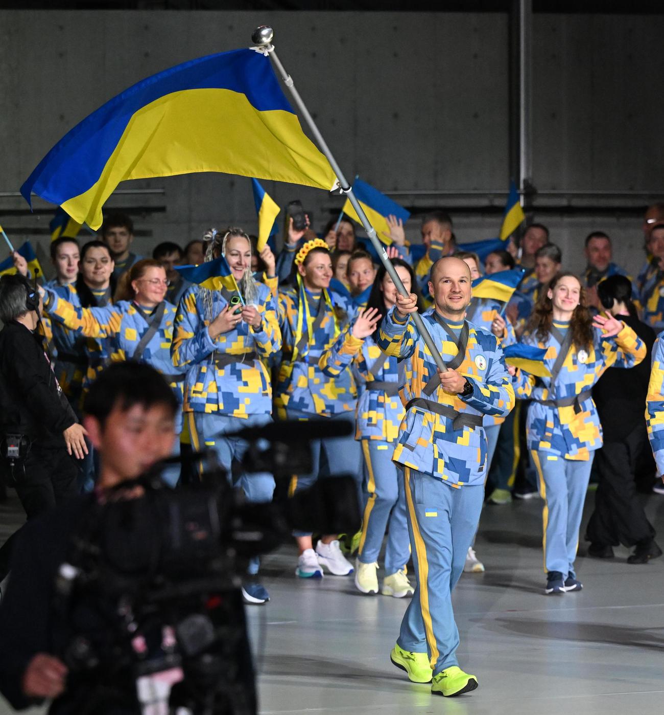デフリンピック東京大会　開会式で入場行進するウクライナ選手団（代表撮影）