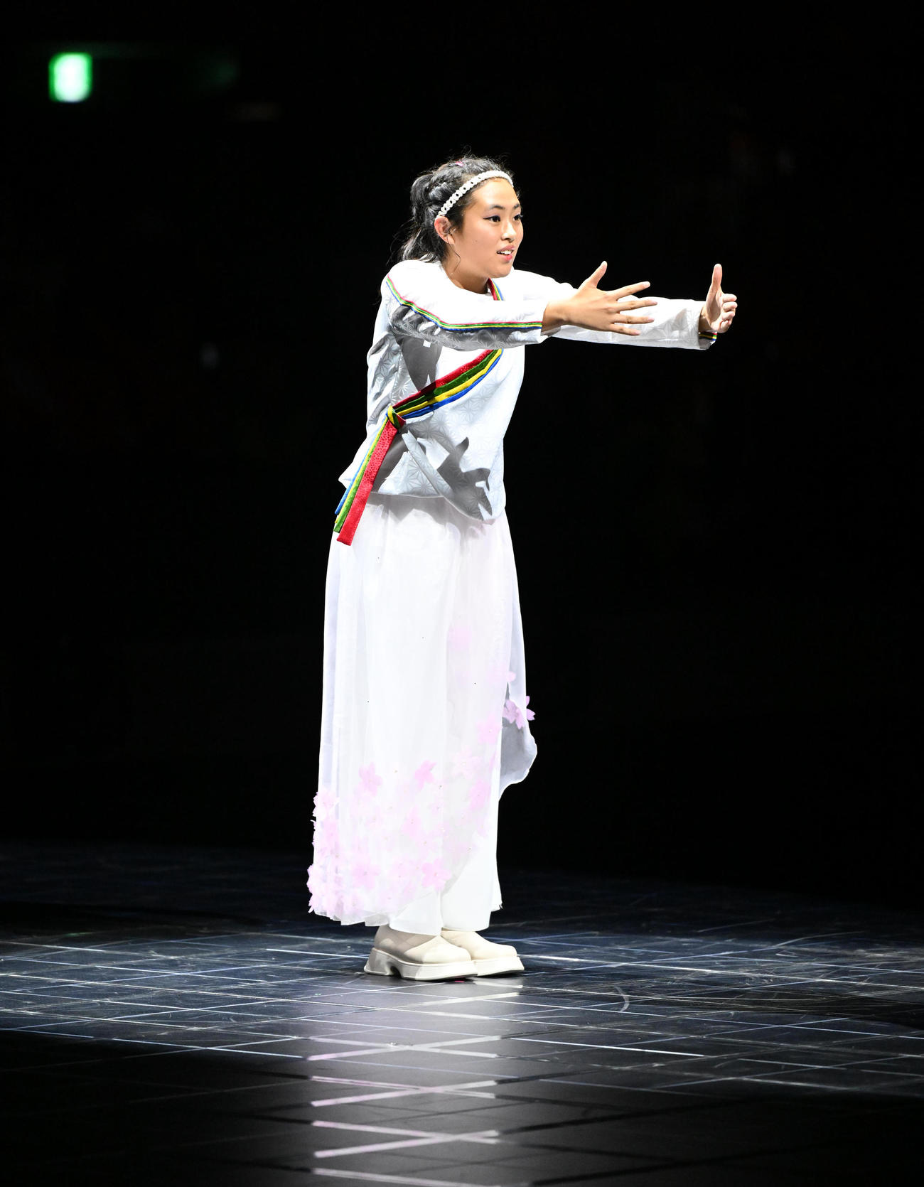デフリンピック東京大会　開会式のオープニングに登場した女性（代表撮影）