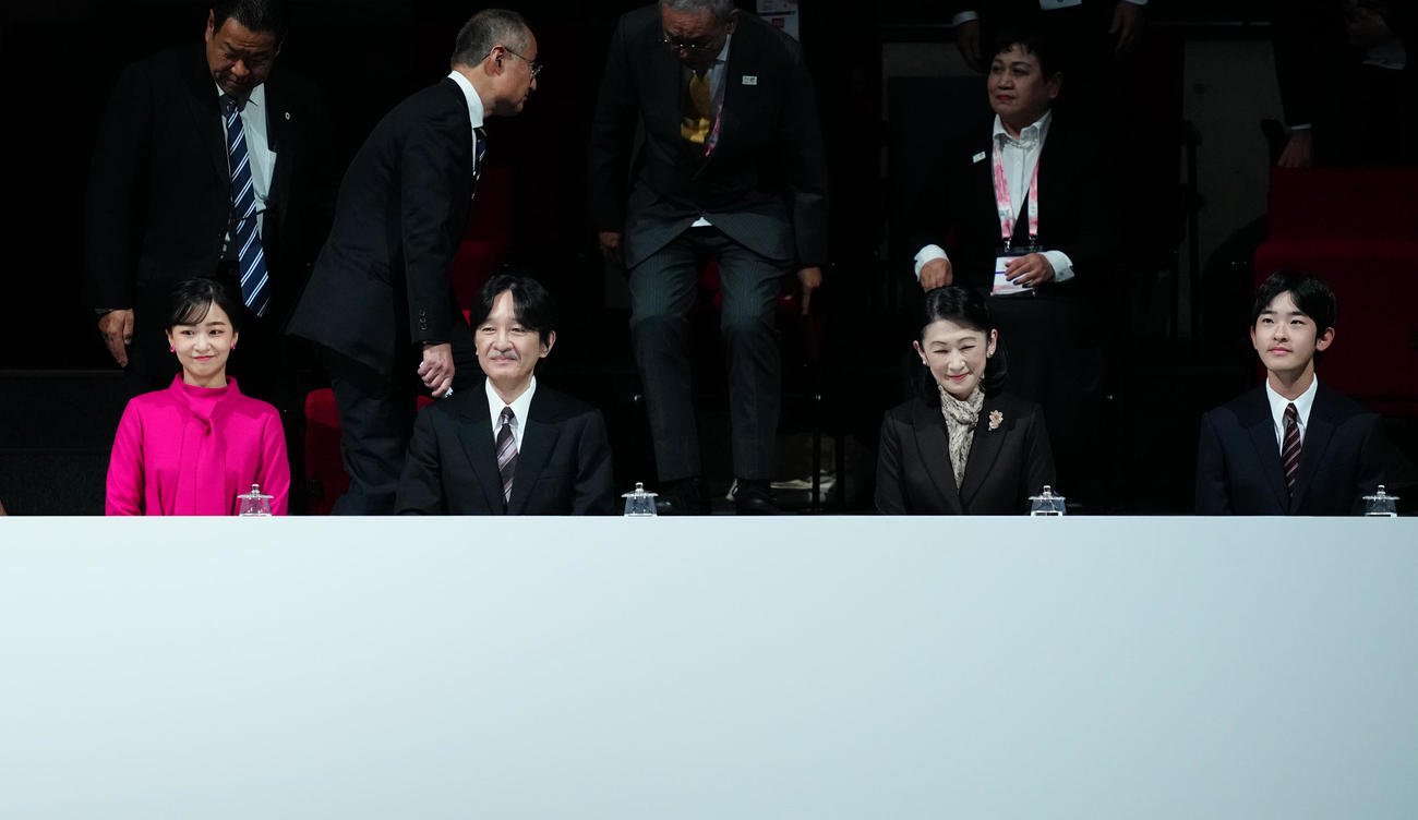 デフリンピック開会式に出席された秋篠宮ご夫婦と次女佳子さま、長男悠仁さま（撮影・鈴木みどり）