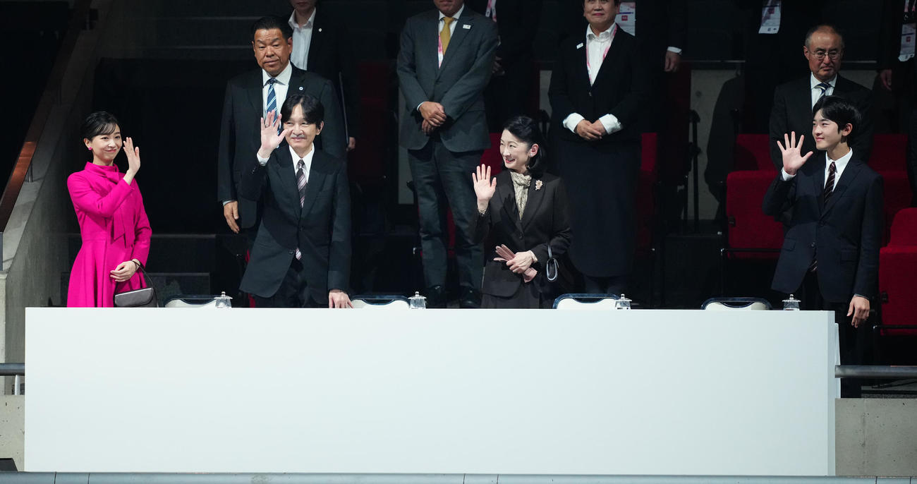 デフリンピック開会式に出席された秋篠宮ご夫婦と次女佳子さま、長男悠仁さま（撮影・鈴木みどり）