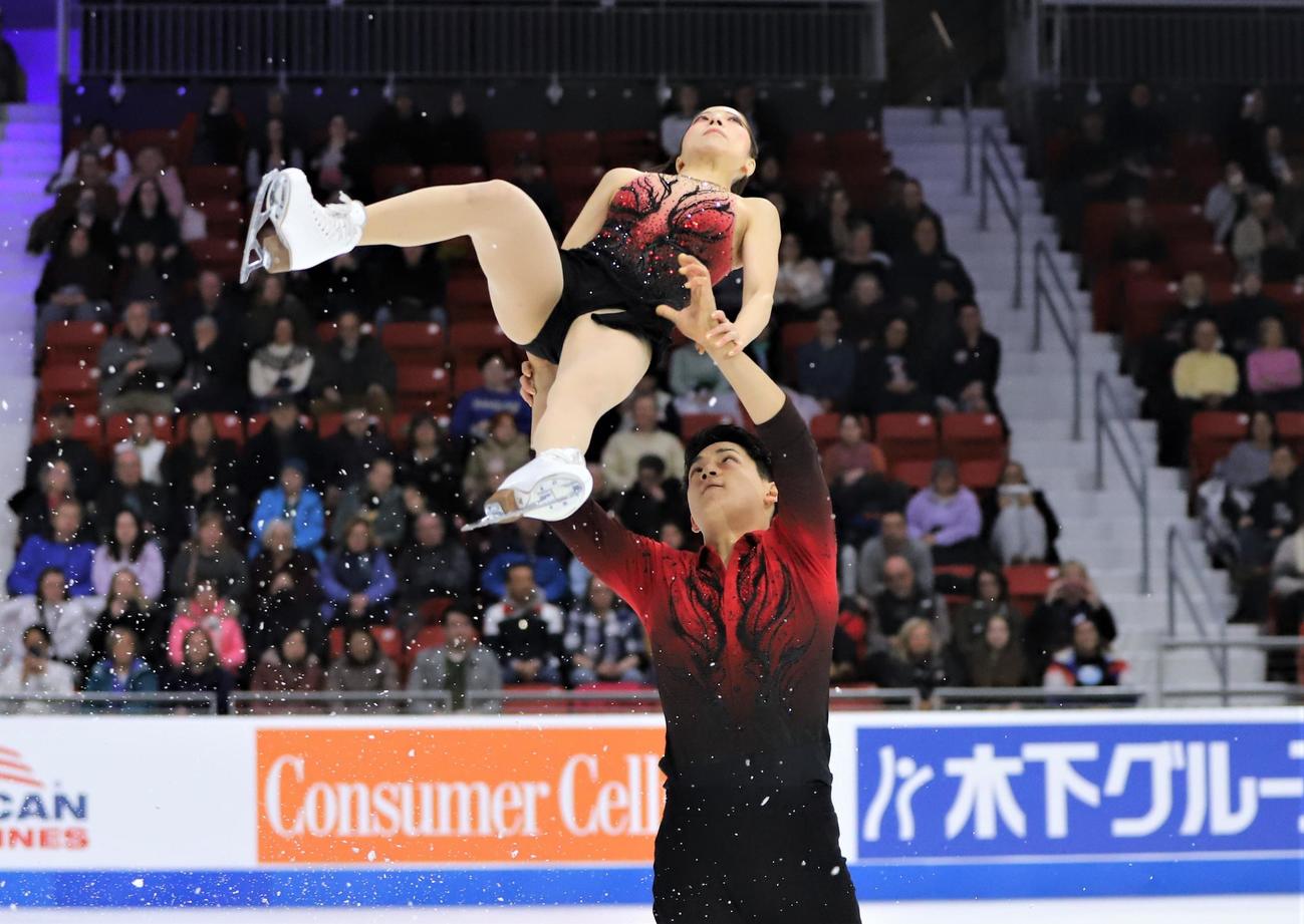 GPシリーズ・スケートアメリカ　SPでツイストリフトの動きに入る三浦（上）木原組（撮影・藤塚大輔）
