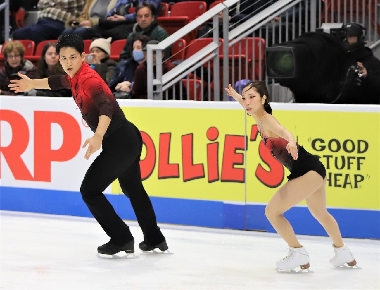 GPシリーズ・スケートアメリカ　SPで演技を披露する三浦（右）木原組（撮影・藤塚大輔）