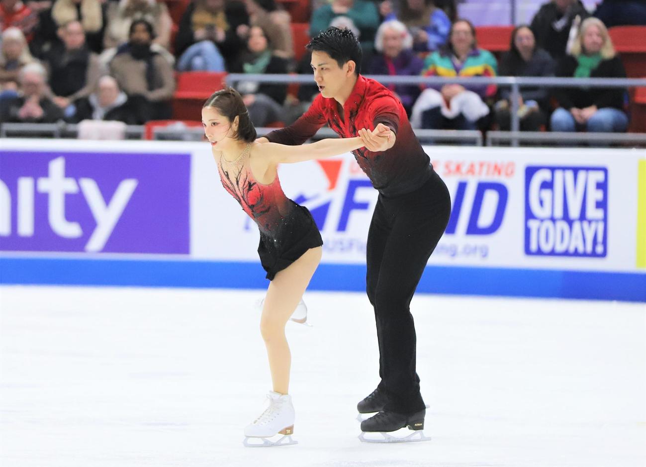 GPシリーズ・スケートアメリカ　SPで演技を披露する三浦（左）木原組（撮影・藤塚大輔）