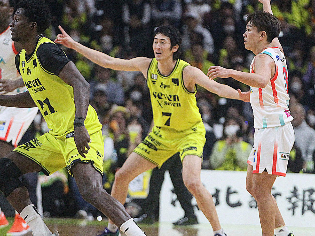 仙台対広島　ディフェンスをしながら指示を出すB1仙台・船生（撮影・高橋香奈）