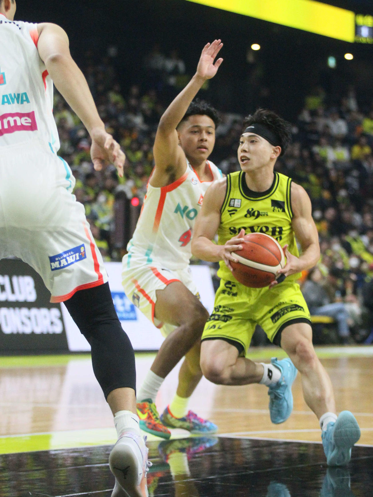 仙台対広島　ドリブル突破するB1仙台・渡辺（撮影・高橋香奈）