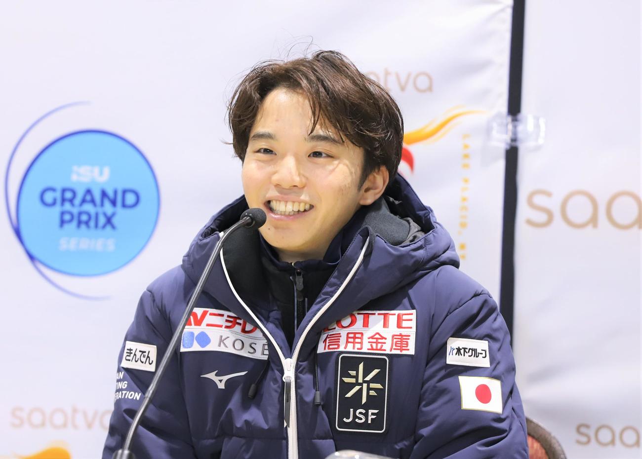 GPシリーズ・スケートアメリカ　男子SP上位3人による会見で笑顔を見せる友野（撮影・藤塚大輔）