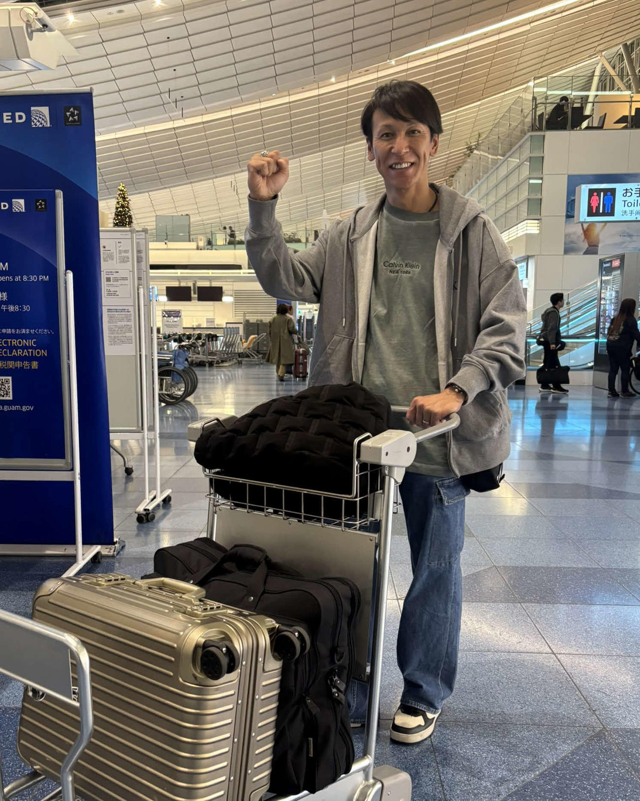 羽田空港で荷物を手にポーズを取る葛西（撮影・勝部晃多）