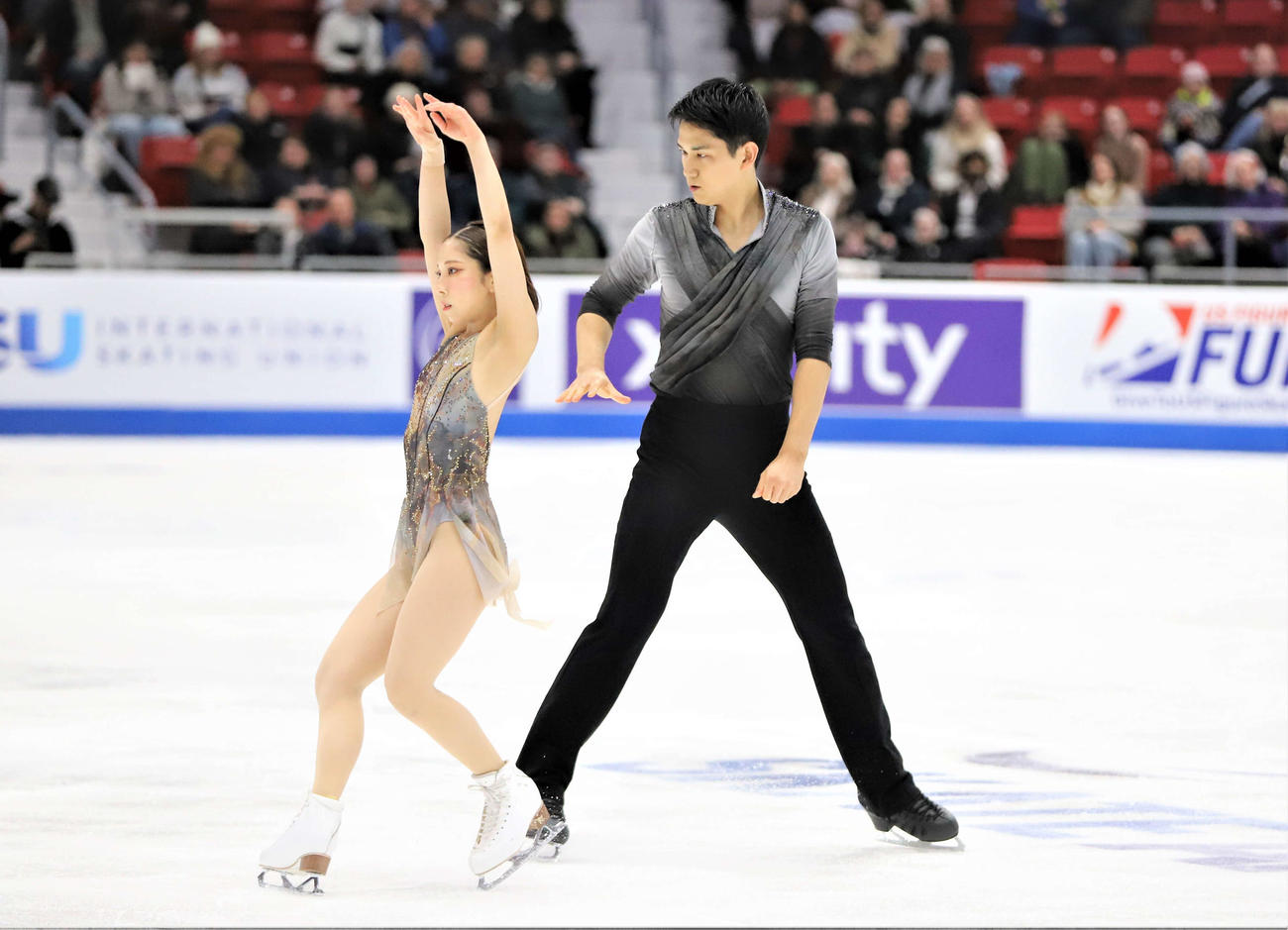 GPシリーズ・スケートアメリカ　ペア・フリーで演技を披露する三浦、木原組（撮影・藤塚大輔）