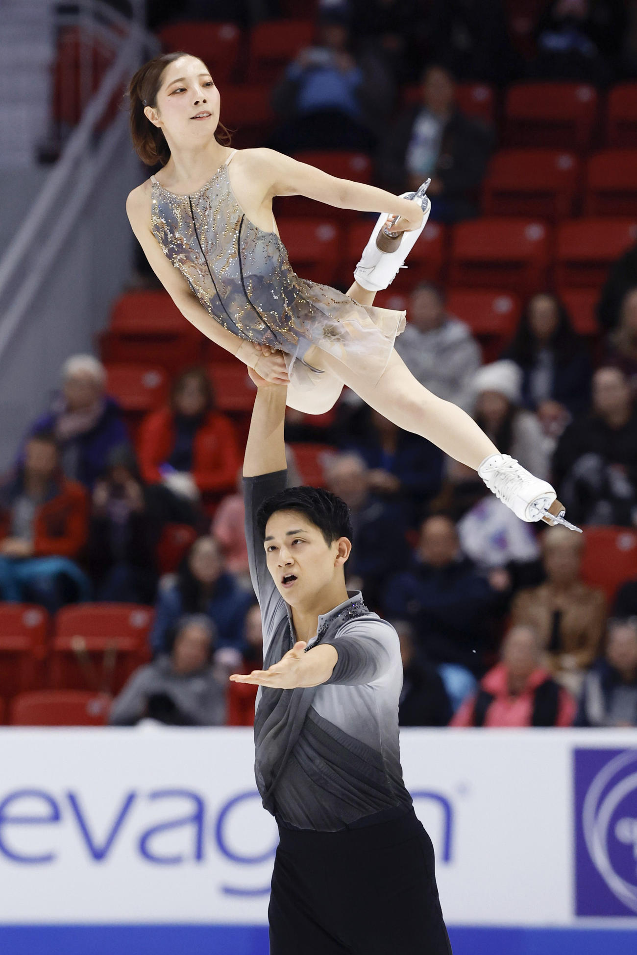 ペアフリー　演技する三浦璃来（上）、木原龍一組（共同）