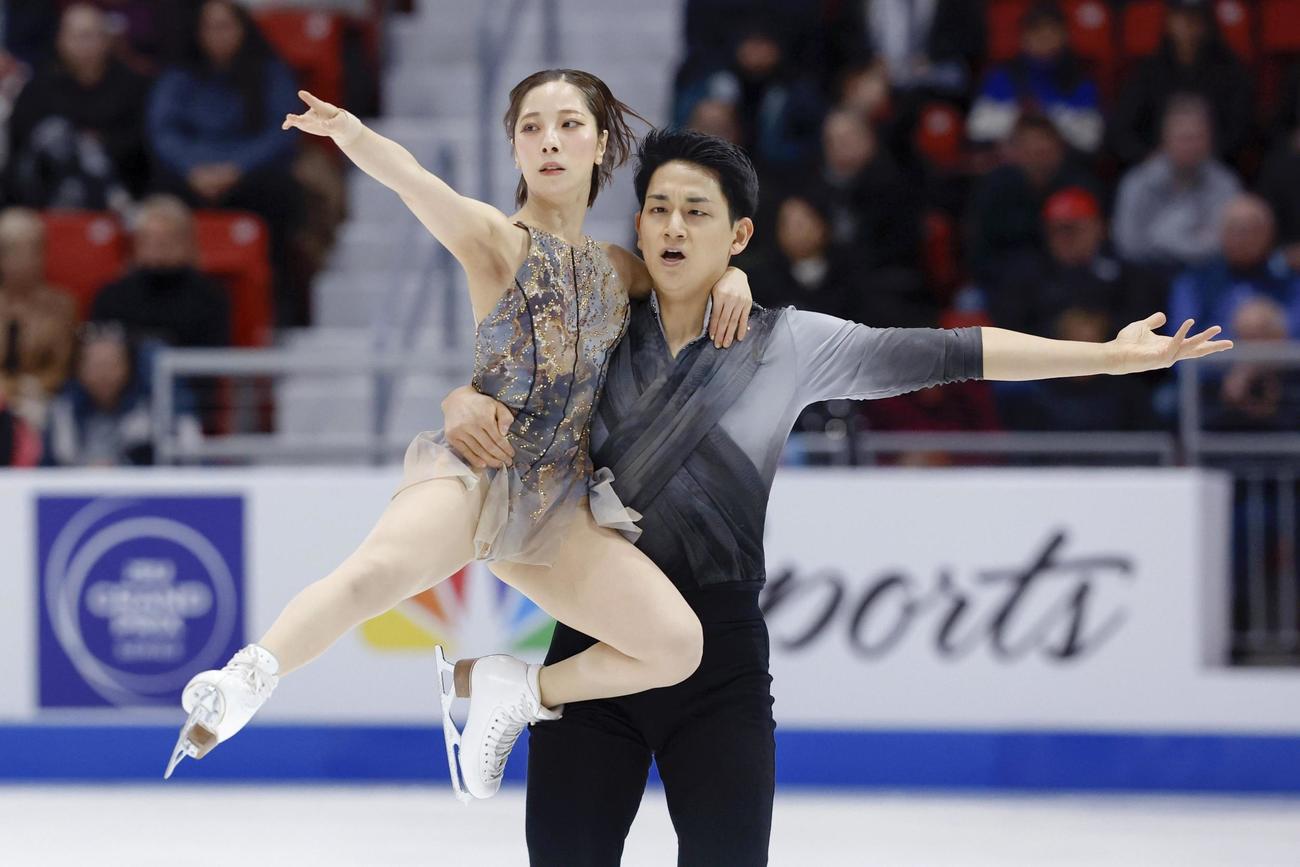 ペアフリー　演技する三浦璃来（左）、木原龍一組（共同）