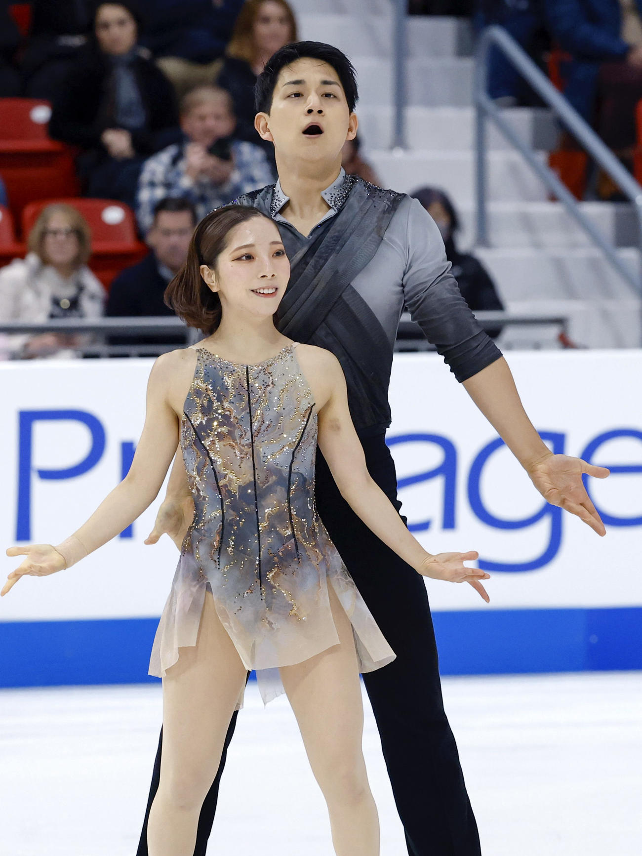 ペアフリー　演技する三浦璃来（手前）、木原龍一組（共同）