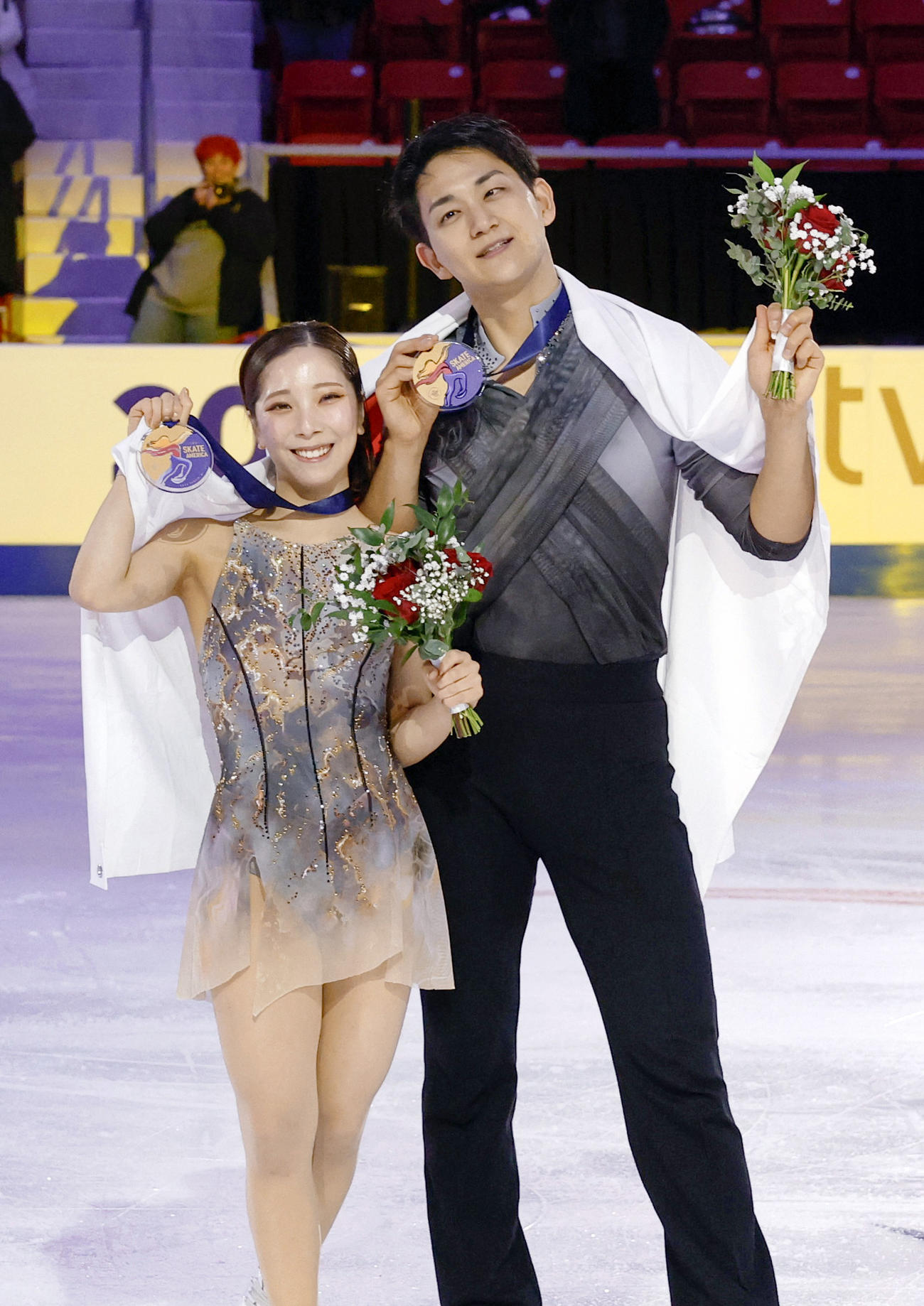 ペアで優勝し、GPファイナル進出を決めた三浦璃来（左）、木原龍一組（共同）