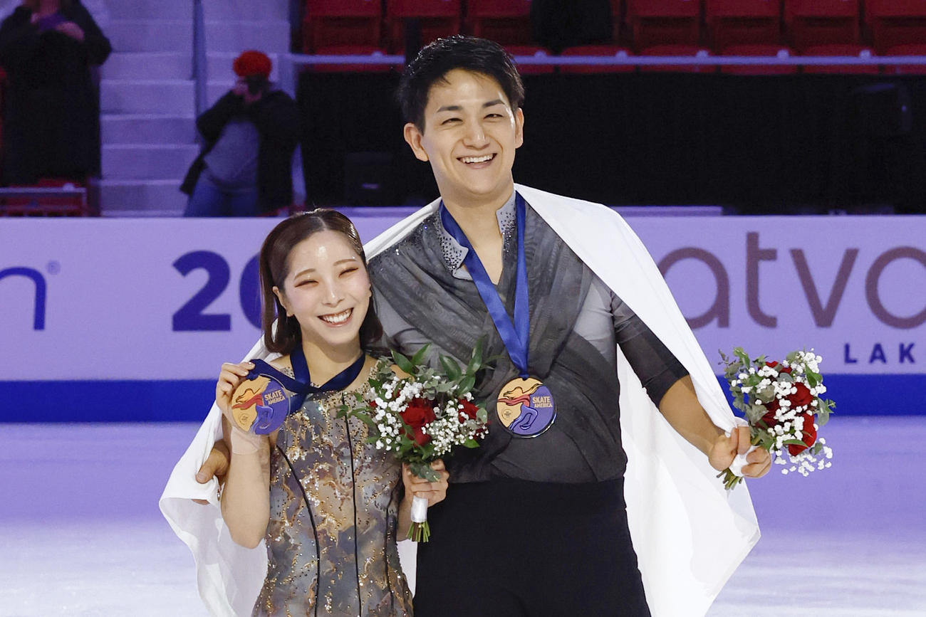 ペアで優勝し、GPファイナル進出を決めた三浦璃来（左）、木原龍一組（共同）