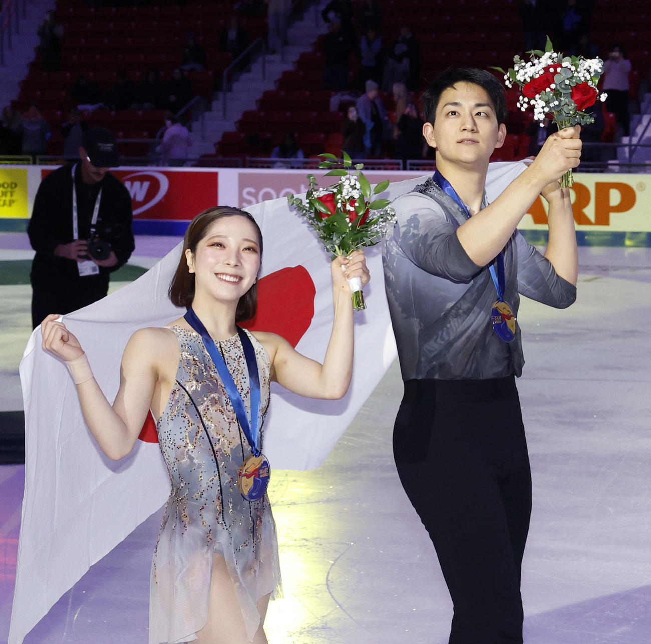 ペアで優勝し、GPファイナル進出を決めた三浦璃来（左）、木原龍一組（共同）