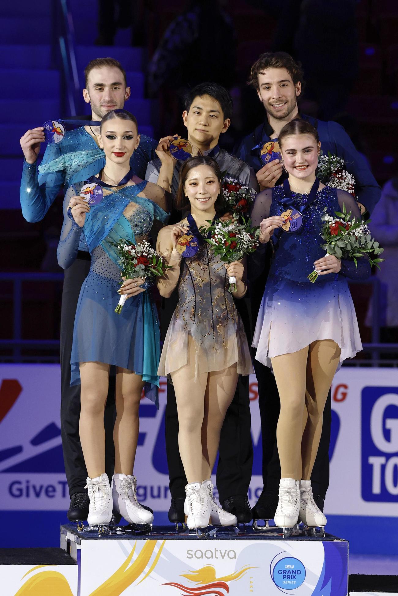 ペアで優勝した三浦璃来（中央下）、木原龍一組（共同）