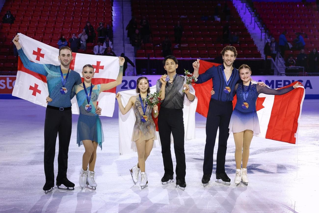 ペアで優勝した三浦璃来（中央左）、木原龍一組（共同）