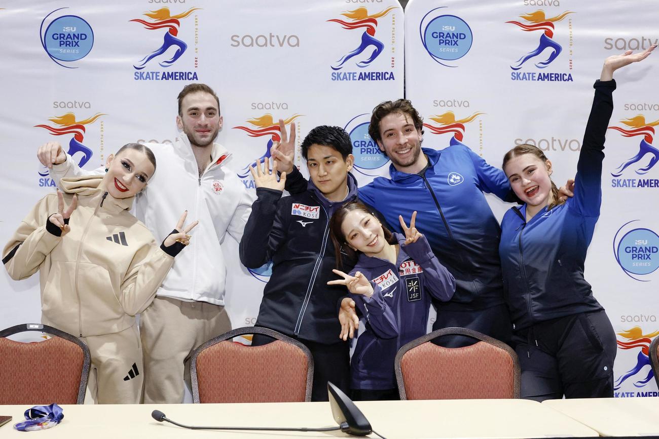 ペアで優勝し写真撮影に応じる三浦璃来（中央下）、木原龍一組（共同）