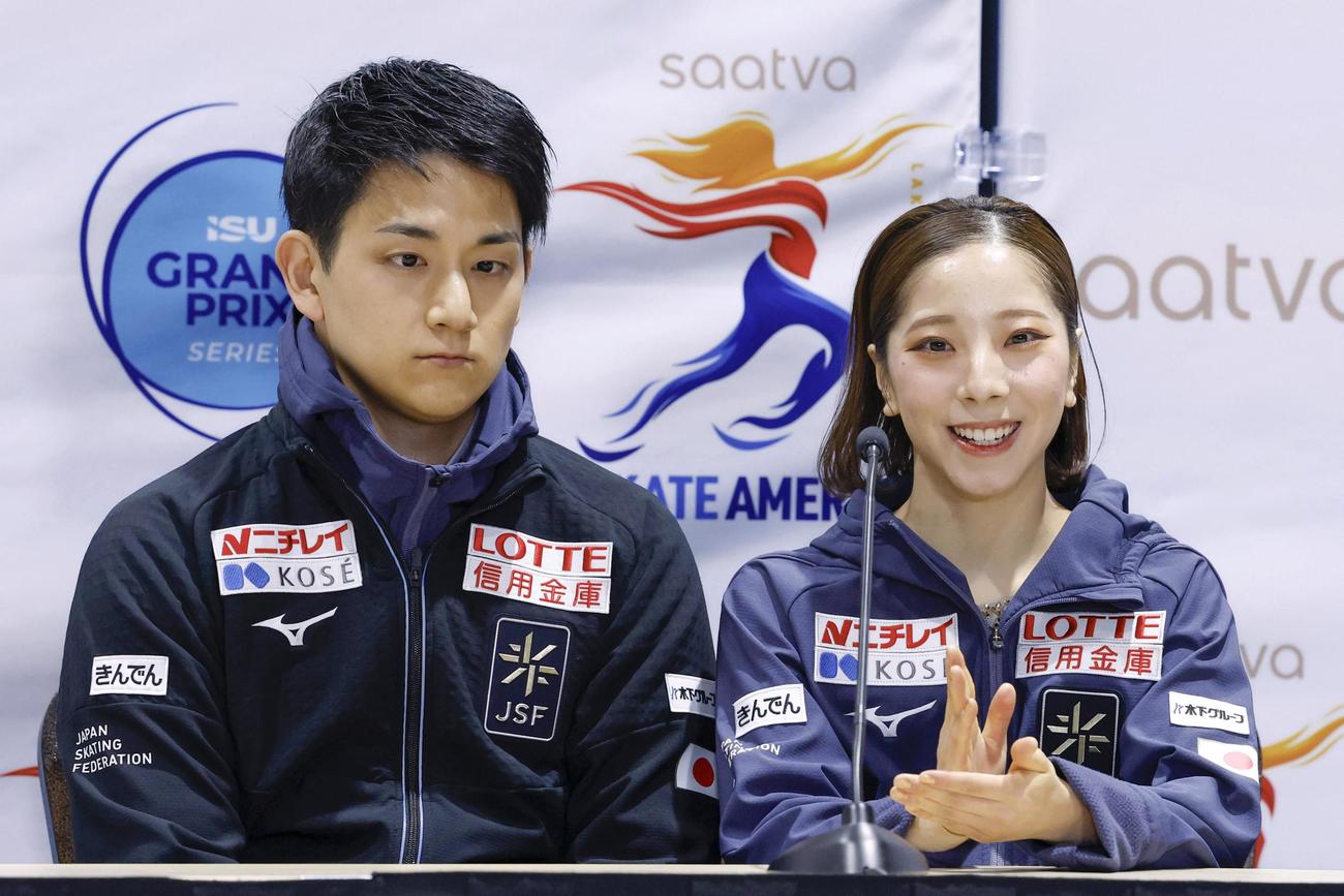 ペアで優勝し記者会見する三浦璃来（右）、木原龍一組（共同）