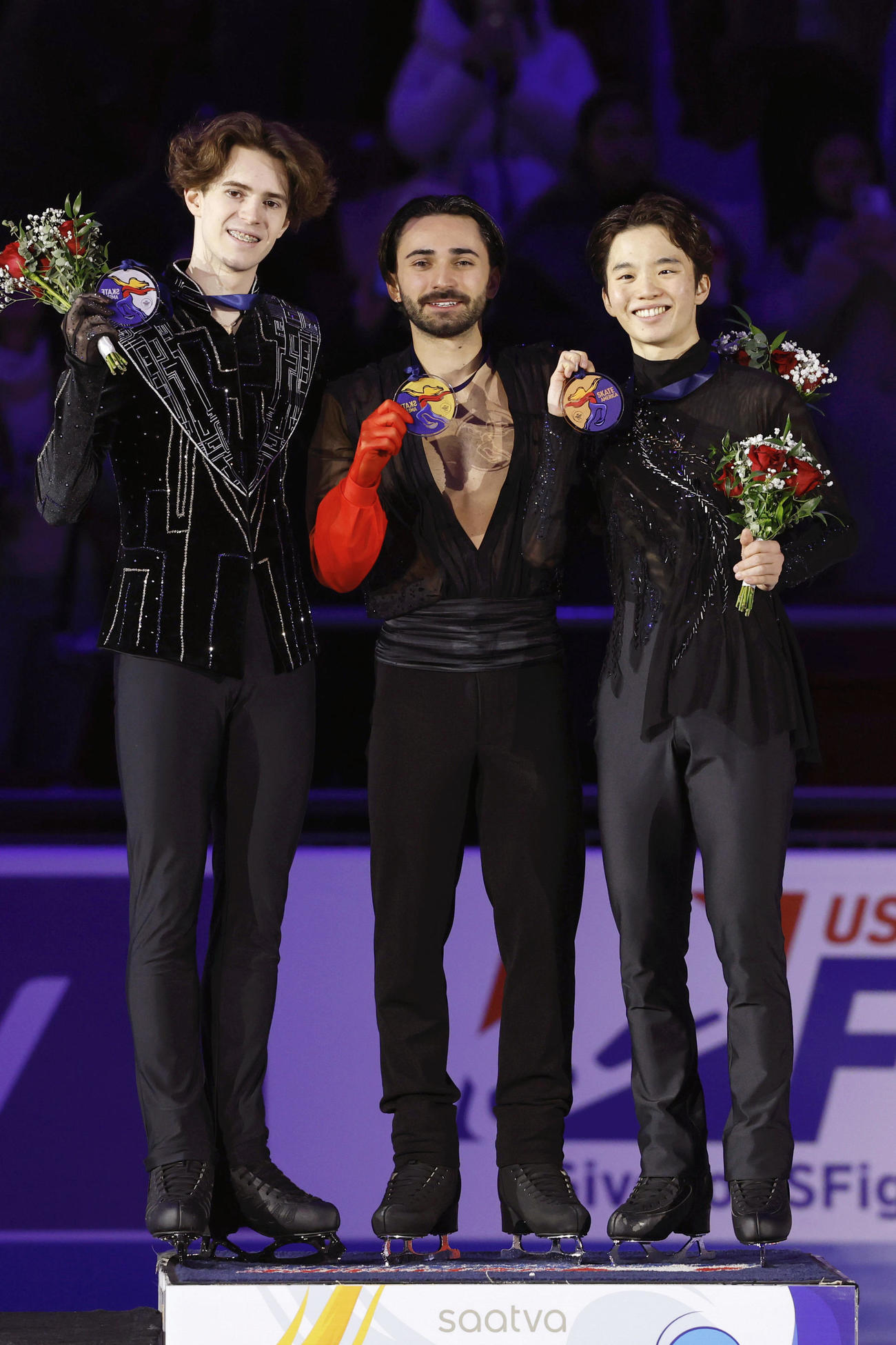 男子で3位となった友野一希（右）。中央は優勝したケビン・エイモズ（共同）