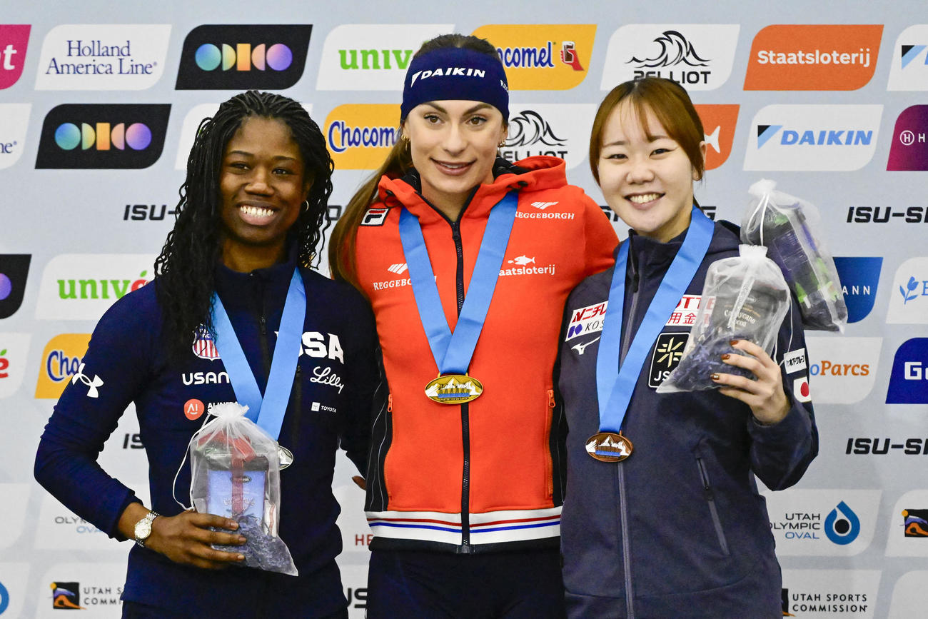 女子500メートルで3位となり笑顔を見せる吉田雪乃（右）（Peter Creveling-Imagn Image＝ロイター）