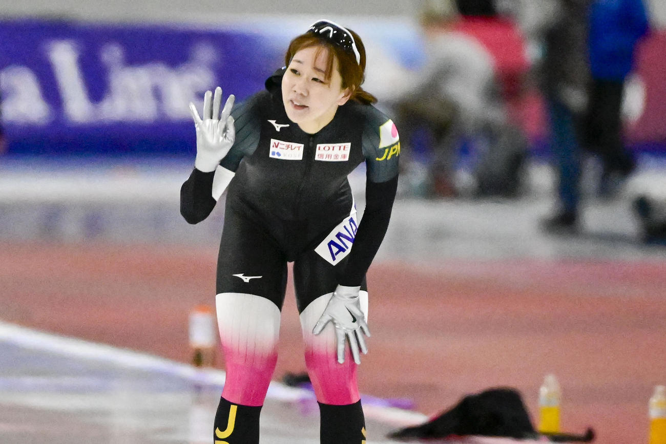 女子500メートル、滑り終えて手を振る吉田雪乃（Peter Creveling-Imagn Image＝ロイター）