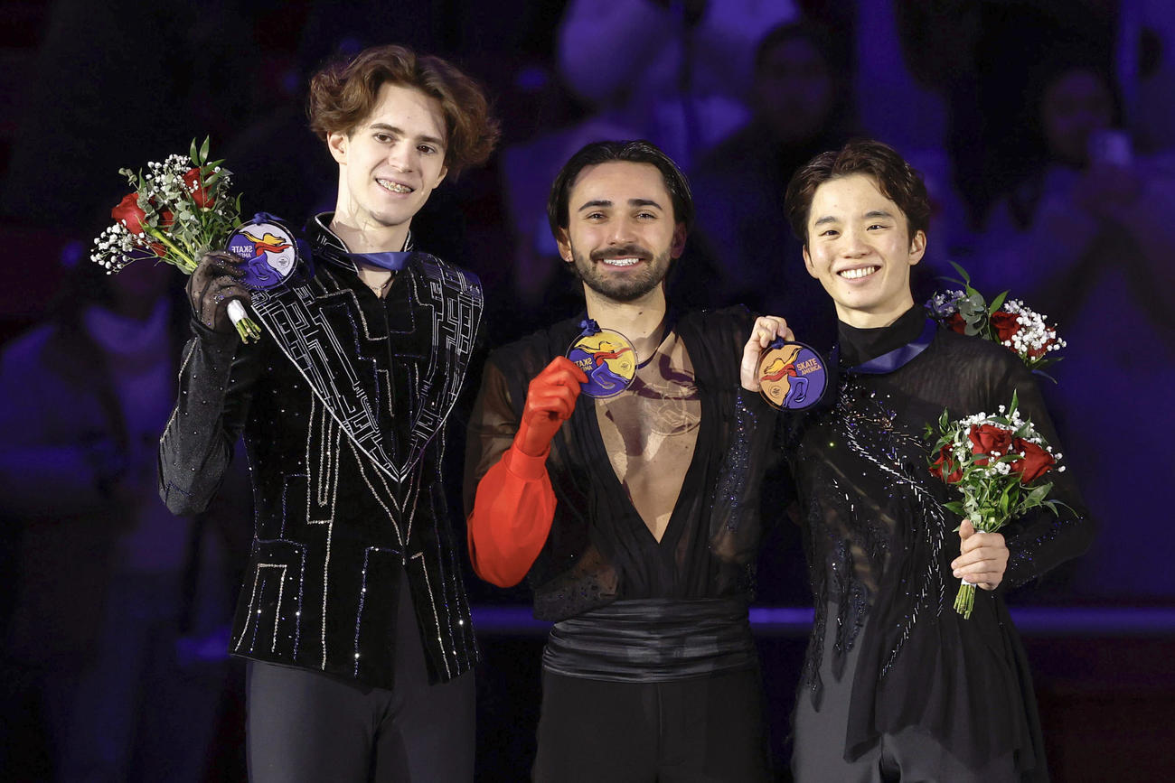 男子で3位となった友野一希（右）。中央は優勝したケビン・エイモズ（共同）