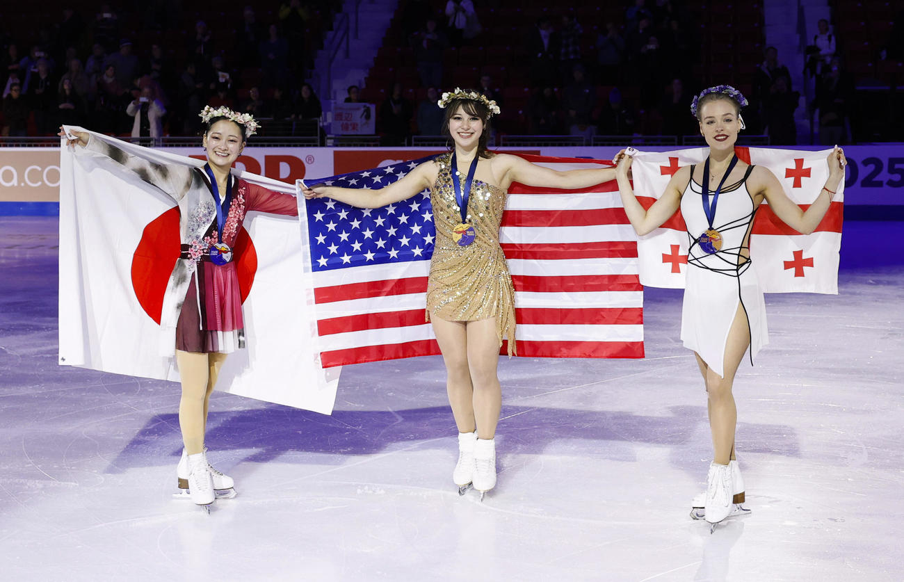 女子で2位となった渡辺倫果（左）。中央は優勝したアリサ・リウ（共同）